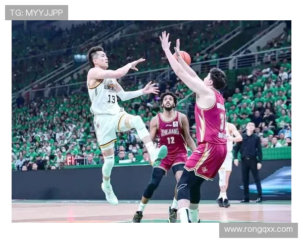 CBA辽宁队男篮迎战强敌全力以赴争夺胜利展现团队精神